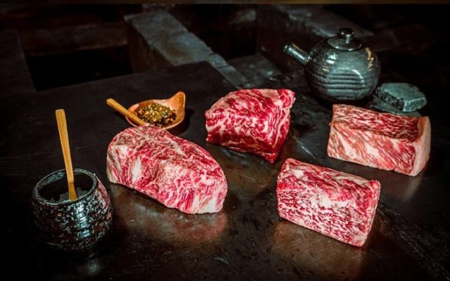 Hình 1: Bò Kobe một trong những loại thịt đắt đỏ nhất thế giới